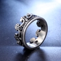 Makro-Seitenansicht eines Vintage-Kronenrings mit schwarzen Steinen und Gothic-Gravur - US 7 / Antik Silber Schwarzer Zirkonia