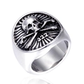 Polierter Edelstahl Piratenring mit Totenkopf und 322 Gravur in silbernem Finish - US 7 / Stahlfarbe