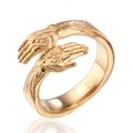 Anello abbraccio in acciaio inossidabile dorato con incisioni dettagliate delle mani - US 7 / Oro