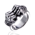 Anillo vintage de acero inoxidable con diseño de choque de puños y plata envejecida - US 7 / Color Acero