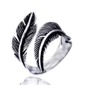 Anillo de pluma vintage de acero inoxidable con textura oxidada sobre fondo blanco de hombre - US 7 / Color Acero
