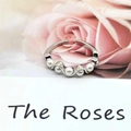 Detail of S925 silver adjustable ring featuring five shell pearls on a rose background - Adjustable Open / White Gold