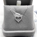 Halskette aus S925 Sterlingsilber mit hohlem Herzanhänger und Diamanten in einer Schmuckbox - Vollständiges S925 Sterling Silber / Weißgold