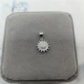Dettaglio del ciondolo a girasole in argento S925 con pietre taglio marquise su velluto - Solo ciondolo
