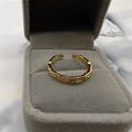 Detailansicht der gehämmerten goldenen Textur auf dem unregelmäßigen offenen Ring - Einstellbar Offen / Gold