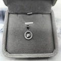 Vista macro del pendente a pianeta in argento 925 con pavé di zirconi scintillanti - Pendente Singolo (Senza Catena) / Argento Sterling 925 Completo