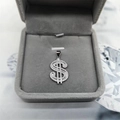 Dettaglio del ciondolo a forma di dollaro in argento S925 con zirconi bianchi incastonati - Solo ciondolo