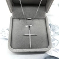 Ciondolo a croce in argento sterling S925 con diamanti su portagioie in velluto grigio - Argento Sterling S925 Completo / Ciondolo con Catena a Croce 40+5cm