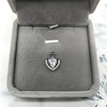 Nahaufnahme des Herzanhängers mit glitzernden Kristallen in einem hellgrauen Etui - 925er Silber / Weißer Anhänger