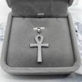 Colgante de cruz Ankh en plata S925 con circonitas cúbicas en estuche de joyería gris - Solo colgante