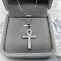 Colgante de cruz Ankh en plata S925 con incrustaciones de circonitas brillantes - Colgante con Cadena de Caja