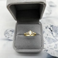 Eleganter S925 Silberring vergoldet mit Marquise-Opal und Diamanten in einer Schmuckschatulle - US 7 / Gold