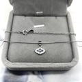 Macro-opname van de S925 zilveren boze oog hanger met blauwe hars en zirkonia-inleg - doos ketting / Volledig 925 Sterling Zilver