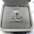 Dettaglio macro del ciondolo in argento S925 con lettere su custodia in velluto grigio - Solo Ciondolo (Senza Catena)
