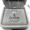 Dettaglio del ciondolo in argento S925 con incisione REAL HASTA LA MUERTE in scatola di velluto - Pendente con Catena a Croce