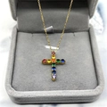S925 Silber vergoldete Halskette mit Regenbogen-Zirkonia-Kreuzanhänger in grauer Box - Vergoldeter Anhänger mit Kreuzkette