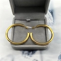 Polierte goldene S925 Sterlingsilber hohle C-Form Creolen in einer grauen Schmuckschatulle - Vollständiges 925 Sterling Silber / Gold