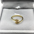 Minimalistischer S925 Silberring mit umarmenden Händen in Goldoptik auf Schmuckkästchen - Einstellbar Offen / Gold