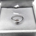 Minimalistischer S925 Silberring mit Hände-Umarmung in grauer Schmuckschatulle - Einstellbar Offen / Weißgold