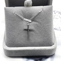 Collar de cruz de plata de ley S925 minimalista en un joyero de terciopelo gris - Plata de Ley 925 Completa / Oro Blanco