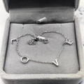 Pulsera LOVE minimalista de plata de ley S925 presentada en un joyero de terciopelo gris - Plata de Ley 925 Completa / Oro Blanco