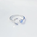 Makroansicht verstellbarer S925 Silberring mit Mondform und blauem Mondstein-Besatz - Größe 7 Offener Ring / Mondstein Platin (JZ109)
