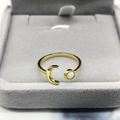 Polierter goldener Ring mit Mond und Opalstein auf grauem Samt-Schmuckdisplay - Größe 7 Offener Ring / Opal Gold (JZ109)