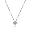Collar con colgante de trébol en plata de ley 925 y circonitas sobre fondo blanco - Plata 925 / Oro Blanco