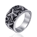 Anillo ancho de acero inoxidable retro con estrellas grabadas y acabado plateado - Color Acero