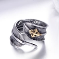 Anello piuma retrò in acciaio inossidabile con emblema croce gotica dorata lucida - US 7 / Bicolore (Oro e Argento)