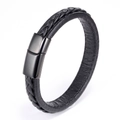 Pulsera de cuero trenzado negro con cierre magnético mate en vista de 45 grados - Cuero Negro + Costura Negra 21CM