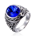 Anello vintage da uomo in acciaio inossidabile con grande gemma blu ovale su sfondo bianco - US 7 / Argento/Zirconia Blu