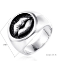 Detalle macro de anillo hip hop para hombre en acero con relieve de labios 3D de 18mm - US 7 / Color acero