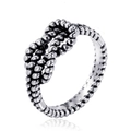 Vintage geoxideerde zilveren ring met dubbel touwknoopontwerp op een witte achtergrond - US 7 / Staalkleur