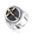 Anello retrò in acciaio con rilievo croce di Gesù dorata e sfondo nero strutturato - US 7 / Bicolore (Oro e Argento)
