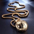 Makroaufnahme der polierten Basketball-Halskette in Gold mit dicker Box-Kette - Halsketten-Set / Gold