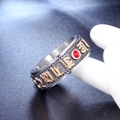 Anello buddista rotante in acciaio inossidabile con caratteri dorati e pietra rossa - US 7 / Bicolore (Oro e Argento)
