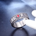 Anello girevole in acciaio inox con mantra buddista inciso e gemma rossa incastonata - US 7 / Color Acciaio