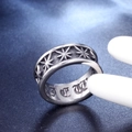 Anillo punk vintage de acero titanio con estrellas en relieve y grabado gótico interno - US 7 / Color Acero