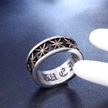 Anillo punk gótico plateado con relieve de estrella dorada y banda interna grabada - US 7 / Bicolor (Oro y Plata)