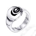 Anillo de hombre en acero inoxidable gótico con emblema de calavera sobre fondo blanco - US 7 / Color Acero