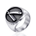 Anillo de sello para hombre en acero inoxidable con diseño de navaja retro en fondo blanco - US 7 / Color Acero