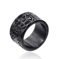 Anillo de acero negro para hombre con relieve de criaturas míticas sobre fondo blanco - US 7 / Negro