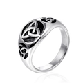 Anillo vikingo de acero inoxidable con nudos celtas grabados visto desde un ángulo de 45 - US 7 / Color Acero