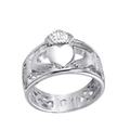 Anillo Claddagh clásico de plata con manos sosteniendo un corazón y corona sobre blanco - US 14 / Color Acero