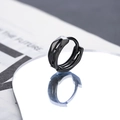 Boucle d'oreille huggie noire géométrique à facettes sur une surface réfléchissante - 10mm Noir