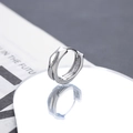 Boucle d'oreille géométrique losange en argent poli avec design métallique facetté - 12mm Argent