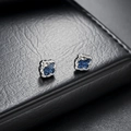 Silberne magnetische Ohrstecker mit Lava-Textur und glitzernder dunkelblauer Galaxy-Einlage - Ein Paar / Silberne Felsstruktur Strahlendes Blau-Stil (X801-D)