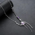 Collier à pampilles en zircon violet carré avec chaîne argentée et détails ondulés - Style Gland Carré / Violet/Argent