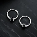 Orecchini a cerchio minimalisti in acciaio argento con cilindro nero stile industrial - Stile a Vita (X910-A)